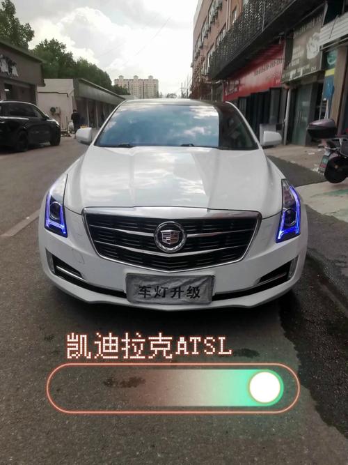車主小陳剛加班結(jié)束,雨刮器嘶啞作響,大燈照出的光斑散得像打翻的牛奶